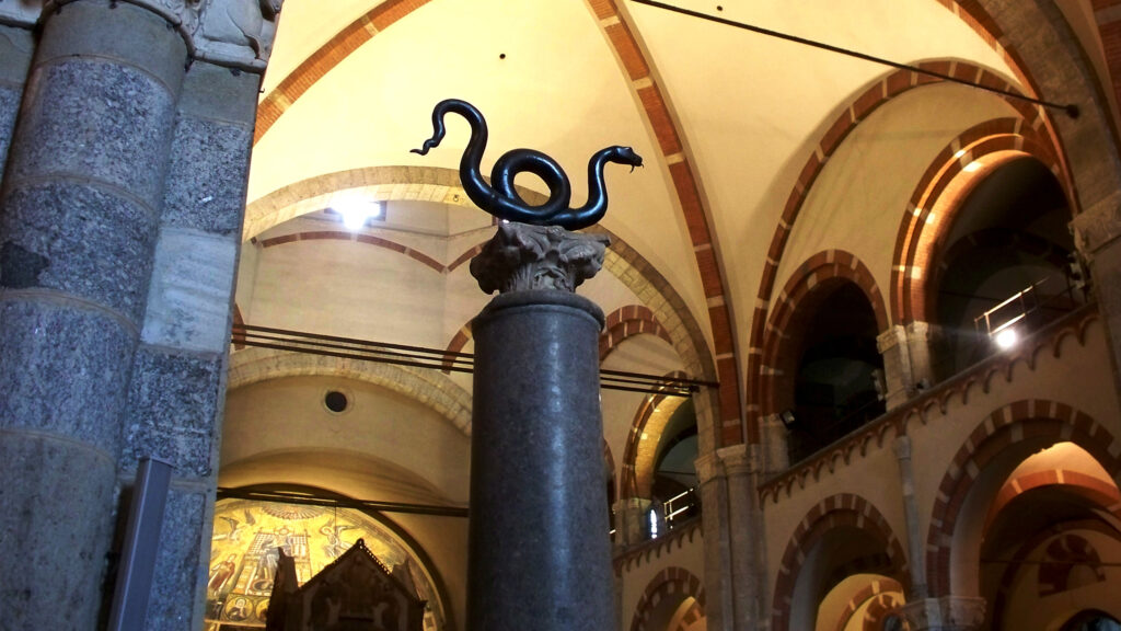 Milano, basilica di Sant'Ambrogio, Serpente in bronzo portato qui dall'Oriente, secondo la tradizione, dall'arcivescovo Arnolfo II da Arsago verso l'anno 1000