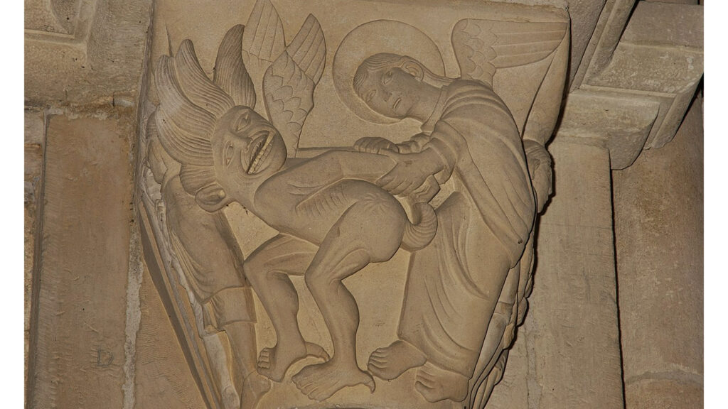 Vézelay (Francia), basilica di Santa Maria Maddalena, capitello con l'angelo Raffaele che sconfigge il demone Asmodeo
