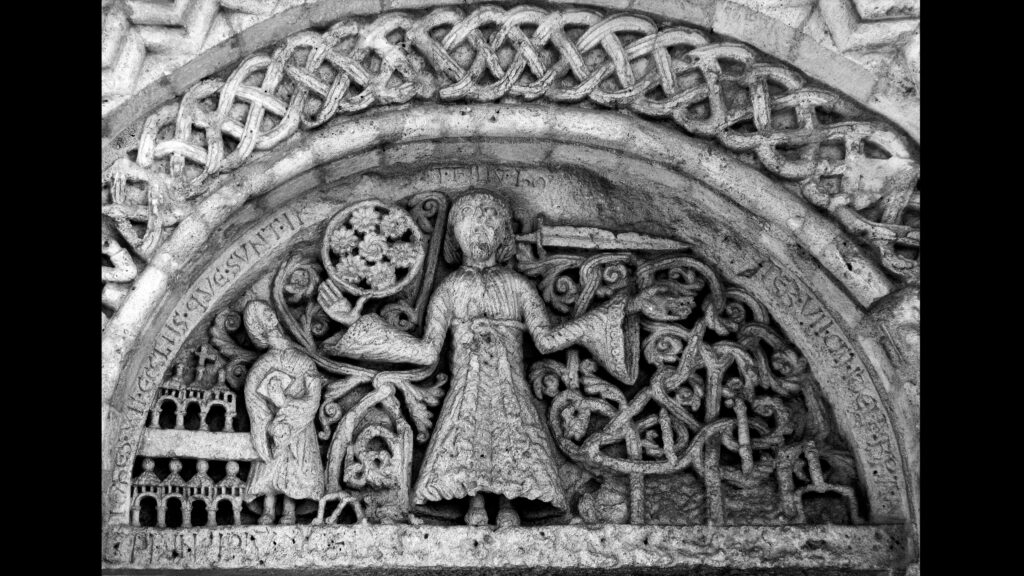 La Lande-de-Fronsac (Francia), chiesa di Saint-Pierre, timpano con Visione di Giovanni