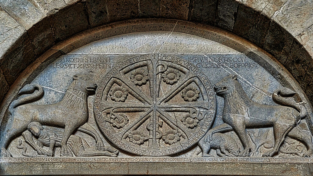 Jaca (Spagna) Cattedrale Timpano con due leoni contrapposti